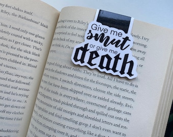 Può includere: Un segnalibro bianco con testo nero che dice "Give me smut or give me death".