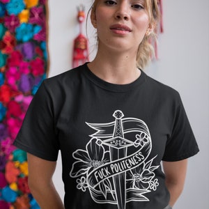 Op de afbeelding: Zwart T-shirt met een wit grafisch ontwerp van een dolk met bloemen en een banner met de tekst "F*CK POLITENESS".