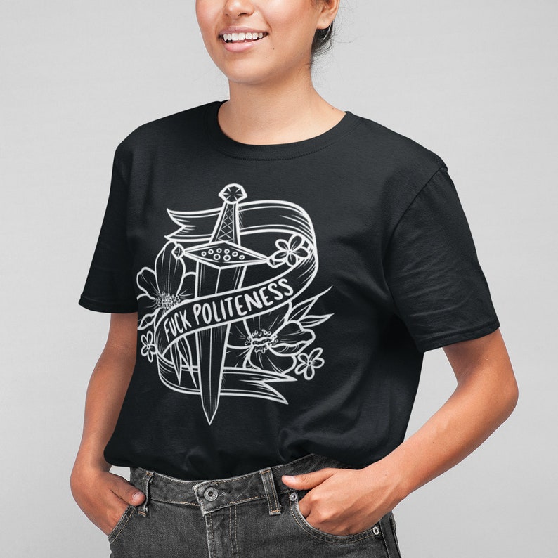 Op de afbeelding: Zwart T-shirt met een witte afbeelding van een zwaard met bloemen en een banner met de tekst "F*CK POLITENESS".