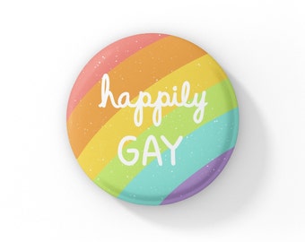 Puede incluir: Un botón redondo con un diseño de arcoíris y el texto "happily gay" en blanco.
