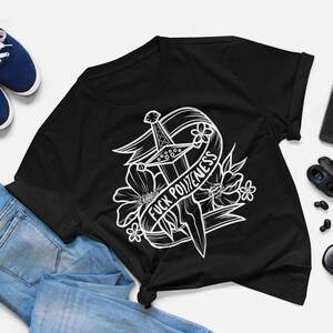 Op de afbeelding: Zwart T-shirt met een wit grafisch ontwerp van een zwaard met bloemen en een banner met de tekst "F*CK POLITENESS".