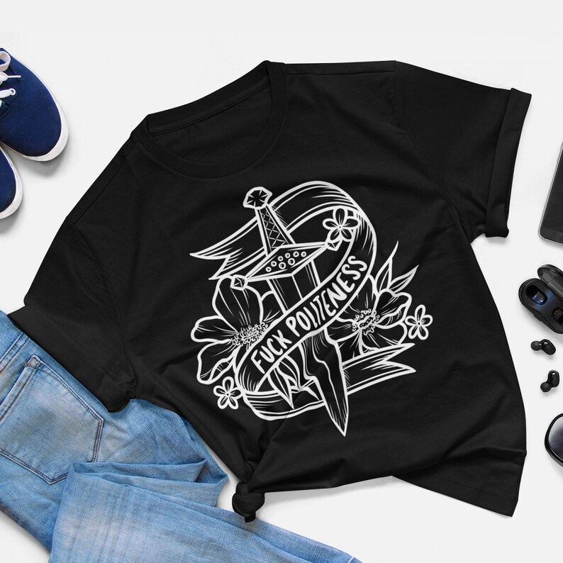 Op de afbeelding: Zwart T-shirt met een wit grafisch ontwerp van een zwaard met bloemen en een banner met de tekst "F*CK POLITENESS".