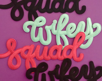 Parche bordado termoadhesivo con la frase "Wifey" o "Squad" escrito a mano para chaquetas, bolsos, camisas, batas, etc., perfecto para mejores amigas o damas de honor.