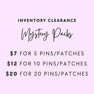 Pode incluir: Um gráfico roxo claro com texto preto que diz INVENTORY CLEARANCE Mystery Packs. O texto lista três opções: $7 por 5 pins/patches, $12 por 10 pins/patches e $20 por 20 pins/patches. O design usa uma mistura de fontes sem serifa e manuscritas.