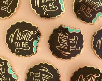 Broche de solapa de esmalte duro con forma de galleta de menta y chocolate