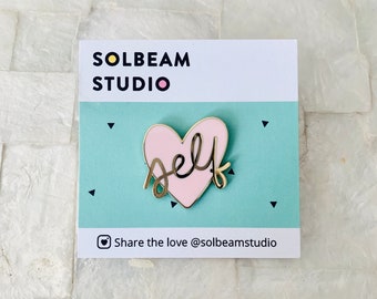 Broche de solapa de esmalte con forma de corazón rosa, símbolo de amor propio