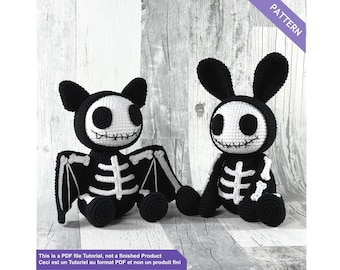 Può includere: Due peluche all'uncinetto a tema Halloween: un pipistrello e un coniglietto, entrambi con disegni di scheletri in bianco e nero. Il pipistrello ha le ali e il coniglietto ha le orecchie lunghe. L'immagine include il testo "PATTERN" e "This is a PDF file Tutorial, not a finished Product".