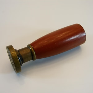 Timbro antico in ceralacca con monogramma "MJ", timbro in legno e ottone con monogramma "MJ", iniziali "MJ"