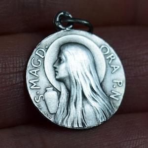 Colgante de Santa María Magdalena de Penin Poncet, joyería católica de plata, regalo religioso.
