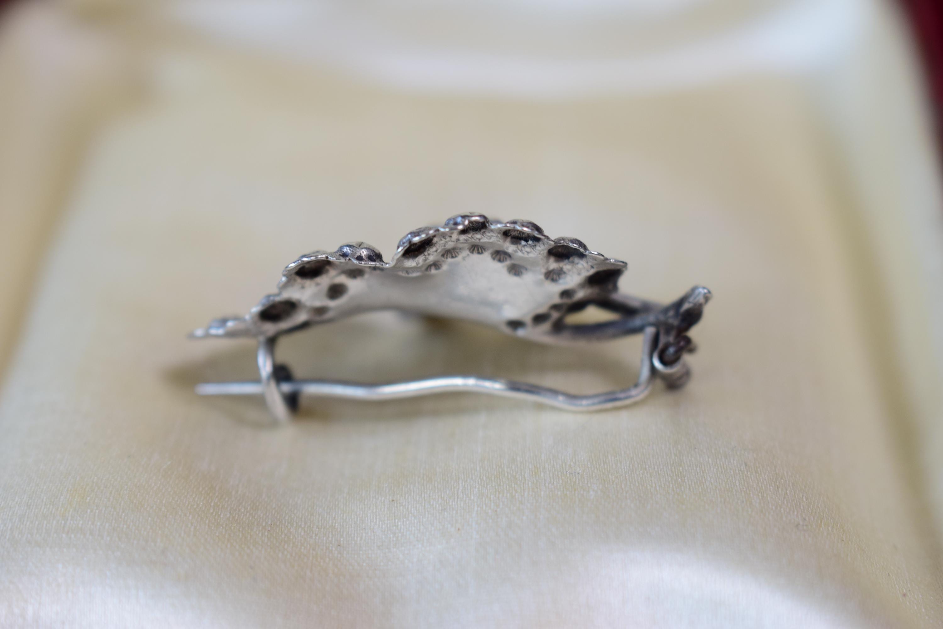 Jolie broche en métal émaillé et verre - France