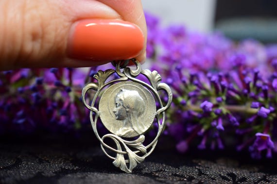 Médaillon Ancien En Argent Style Art Nouveau - Occasion