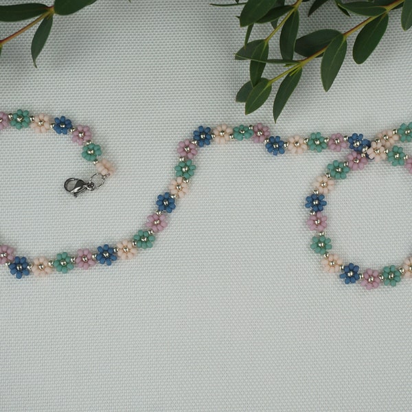 Pastell Blumenkette in grün blau rosa und creme, Kette für Hochzeitsgast, Gänseblümchen Halskette, bunte Perlenkette, Pastellfarbene Choker