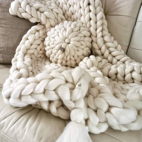 Predimenzionirana deka. Small to Medium, chunky merino wool blanket, arm knitted blanket, bulky blanket, extreme knitting
