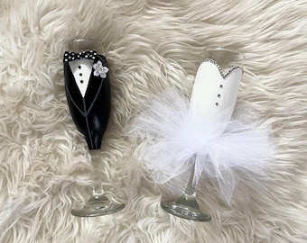 Hand Painted Bride and Groom Champagne Flutes, Wedding Wine Glasses