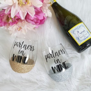 Partners in Wine Glass, Best friend gift, Gift For Best Friend, Sister Gift, Friend Gift, Bachelorette gift,Glitter Wine Glass,Birthday gift