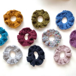 Handgefertigtes gehäkeltes Scrunchie: Pferdeschwanzhalter aus weichem Acrylgarn
