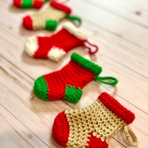 Mini gehaakte kerstsokken - klein kousornament - kaarthouder kerstcadeau - minikerstdecor - kleine gunst