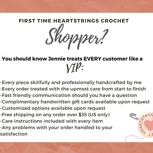 K&ouml;nnte beinhalten: Eine wei&szlig;e Informationskarte mit schwarzem Text mit dem Titel FIRST TIME HEARTSTRINGS CROCHET Shopper? die Kundendienstrichtlinien wie handgefertigte Artikel, Kommunikation, Geschenkkarten und Pflegehinweise beschreibt, mit einem Logo aus Herz und H&auml;kelnadel.