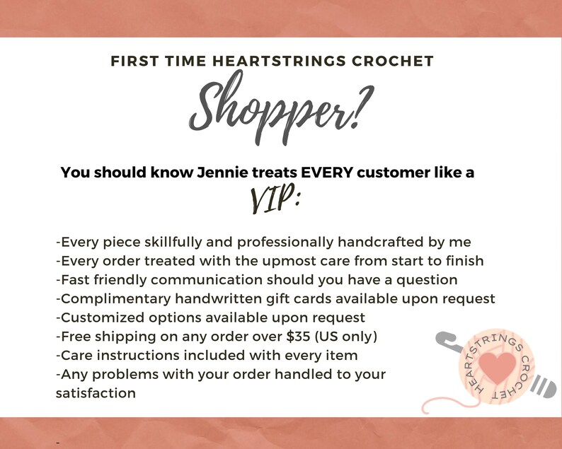 K&ouml;nnte beinhalten: Eine wei&szlig;e Informationskarte mit schwarzem Text mit dem Titel FIRST TIME HEARTSTRINGS CROCHET Shopper? die Kundendienstrichtlinien wie handgefertigte Artikel, Kommunikation, Geschenkkarten und Pflegehinweise beschreibt, mit einem Logo aus Herz und H&auml;kelnadel.