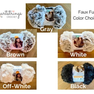 K&ouml;nnte beinhalten: F&uuml;nf Kn&auml;uel Kunstfellgarn in Grau, Braun, Wei&szlig;, Cremewei&szlig; und Schwarz. Jedes Kn&auml;uel hat ein zentrales Papieretikett mit Produktinformationen und einem Foto. Der Text "Faux Fur Color Choices" und "heartstrings CROCHET" ist zu sehen.