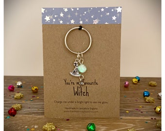 Llavero De Bruja Malvada De Acrílico - Diseño Halloween, Con Detalles De Calabaza Y Escoba, Regalo Para Mujeres Y Niñas