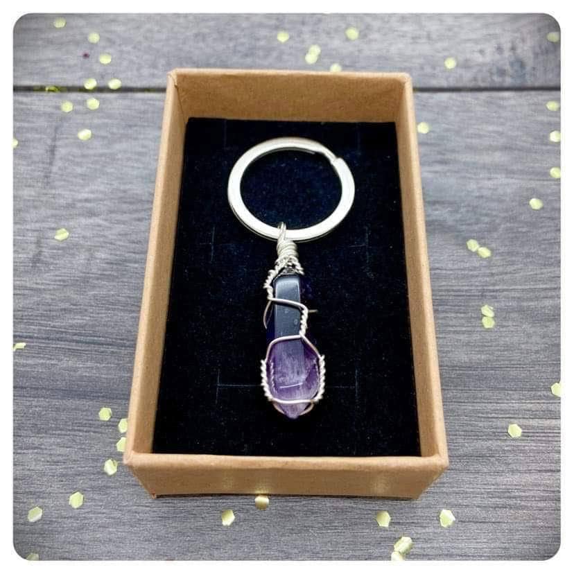 Llavero de amatista personalizado en caja de regalo, llavero de amatista morada, dije de gema para bolso, regalo para la ansiedad y el estrés para un amigo.