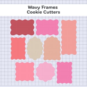 Puede incluir: Un conjunto de cortadores de galletas con forma de marcos ondulados en varios tonos de rosa, melocotón y beige. Los cortadores, con borde festoneado, están dispuestos sobre un fondo de cuadrícula. El texto "Wavy Frames Cookie Cutters" está en la parte superior.