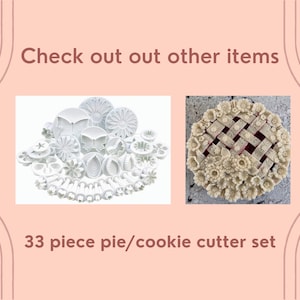 Peut inclure: Un ensemble de 33 emporte-pi&egrave;ces en plastique blanc pour tartes et biscuits. Les emporte-pi&egrave;ces comprennent diff&eacute;rentes formes, telles que des fleurs, des papillons et des feuilles. Le texte "Check out other items" et "33 piece pie/cookie cutter set" est visible sur l'image.