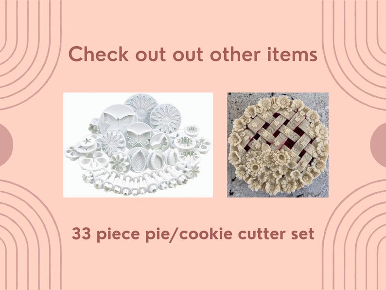 Peut inclure: Un ensemble de 33 emporte-pi&egrave;ces en plastique blanc pour tartes et biscuits. Les emporte-pi&egrave;ces comprennent diff&eacute;rentes formes, telles que des fleurs, des papillons et des feuilles. Le texte "Check out other items" et "33 piece pie/cookie cutter set" est visible sur l'image.