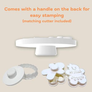 Puede incluir: Cortadores de galletas blancos en varias formas, incluyendo un c&iacute;rculo, una flor y un hombre de jengibre. La imagen incluye el texto: "Comes with a handle on the back for easy stamping (matching cutter included)".