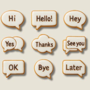 K&ouml;nnte beinhalten: Neun Kekse in Sprechblasenform mit wei&szlig;er Glasur und braunem Text. Die Kekse sagen "Hi", "Hello!", "Hey", "Yes", "Thanks", "See you", "OK", "Bye" und "Later". Die Kekse haben einen hellbraunen Rand.