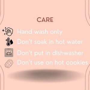 Peut inclure: Un graphique de texte blanc sur un fond rose avec des ic&ocirc;nes noires. Le texte indique "CARE" et &eacute;num&egrave;re les instructions suivantes&nbsp;: "Lavage &agrave; la main uniquement", "Ne pas faire tremper dans l'eau chaude", "Ne pas mettre au lave-vaisselle" et "Ne pas utiliser sur des biscuits chauds".