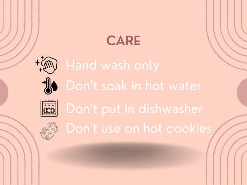 Peut inclure: Un graphique de texte blanc sur un fond rose avec des ic&ocirc;nes noires. Le texte indique "CARE" et &eacute;num&egrave;re les instructions suivantes&nbsp;: "Lavage &agrave; la main uniquement", "Ne pas faire tremper dans l'eau chaude", "Ne pas mettre au lave-vaisselle" et "Ne pas utiliser sur des biscuits chauds".