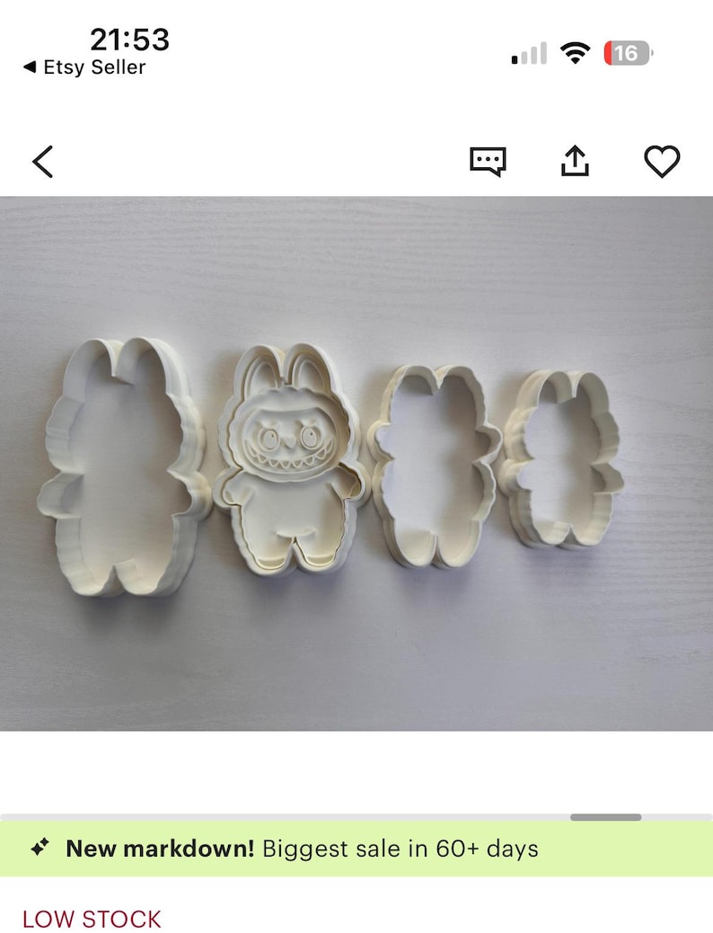 Puede incluir: Cuatro cortadores de galletas blancos con forma de conejo. Uno tiene una cara detallada y siniestra. Los otros tres son contornos simples. La imagen est&aacute; tomada desde arriba, sobre una superficie clara.