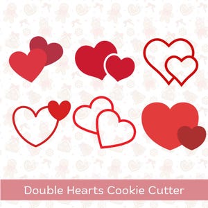 Puede incluir: Una colección de cortadores de galletas con forma de doble corazón rojo en varios diseños. Algunos corazones son sólidos, mientras que otros están delineados. El texto "Double Hearts Cookie Cutter" se muestra en una pancarta rosa en la parte inferior de la imagen.