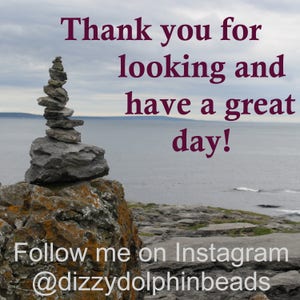 Pode incluir: Uma pilha de pedras cinzentas equilibradas numa forma&ccedil;&atilde;o rochosa, com o oceano e o c&eacute;u ao fundo. A imagem inclui o texto "Thank you for looking and have a great day!" e "Follow me on Instagram @dizzydolphinbeads."