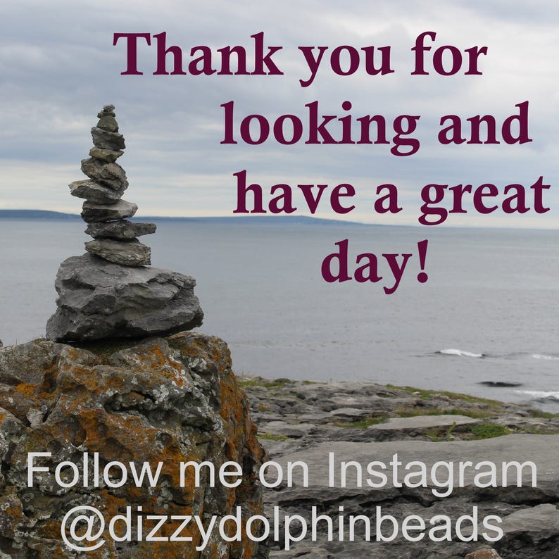 Pode incluir: Uma pilha de pedras cinzentas equilibradas numa forma&ccedil;&atilde;o rochosa, com o oceano e o c&eacute;u ao fundo. A imagem inclui o texto "Thank you for looking and have a great day!" e "Follow me on Instagram @dizzydolphinbeads."