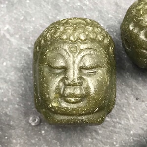 Xiuyan Jade Buddha Head Bead: Green Carved Pendant (28mm)