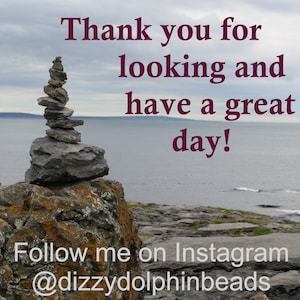 Pu&ograve; includere: Immagine di una pila di pietre grigie in equilibrio su un affioramento roccioso, con l'oceano e il cielo sullo sfondo. Il testo nell'immagine recita: "Thank you for looking and have a great day!" e "Follow me on Instagram @dizzydolphinbeads."
