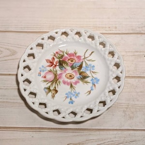 Lattice Border Plate Floral Artwork