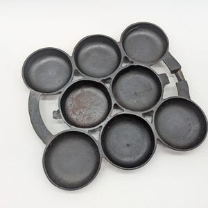 Antique Cast Iron Gem Pan – 8 Cup Open Frame 3-2-3