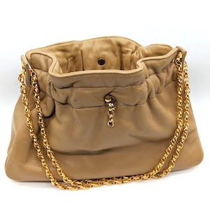 Cartera vintage de piel beige con correa de cadena dorada para el hombro