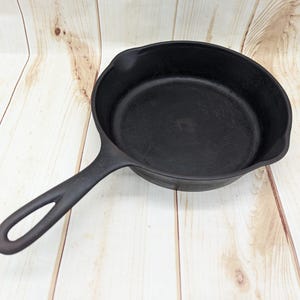 Antique Unmarked Wagner Cast Iron Skillet 8&quot; No. 5 w/ Heat Ring
