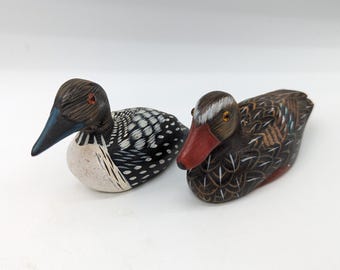 Par de señuelos de pato en miniatura tallados a mano por los Amish