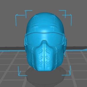 Könnte beinhalten: Ein hellblaues 3D-Digitalmodell eines Integralhelms mit einem glatten, abgerundeten Oberteil, einer integrierten Schutzbrille mit horizontalem Rahmen und einem Gesichtsschutz mit sechs vertikalen Belüftungsschlitzen in zwei Dreierreihen.