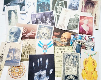 Op de afbeelding: Een verzameling vintage ephemera-kaarten met verschillende thema's, waaronder een schedel, een kikker, een handafdruk, een geest en een zegel. De kaarten zijn gedrukt op papier met verschillende kleuren en ontwerpen.