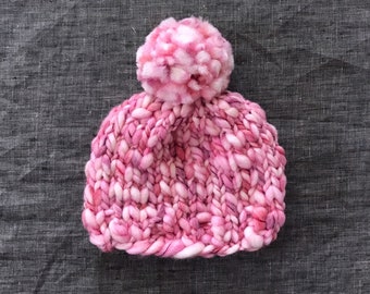 WHITE PINK BABY BOYS GIRLS KNITTED POMPOM HATS 0-3//3-9 MONTHS BLUE//WHITE