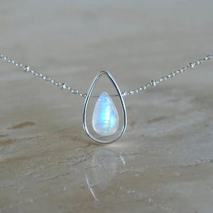 Collar de piedra lunar arcoíris en marco de plata esterlina, regalo de cumpleaños y día de la madre para ella.