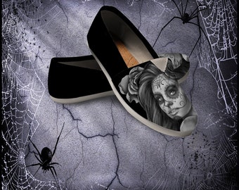 Calavera Women's Casual Slip-On Shoes - Dia De Los Muertos (Day Of The Dead) Halloween Skull Design #2 (Vintage Retro)