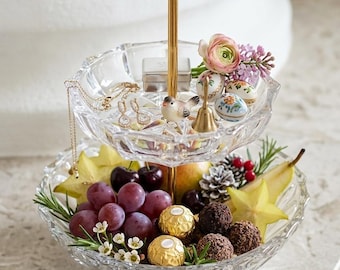 Edle Glasetagere mit zwei Schalen und goldenen Mittelstab, Aufbewahrung für Schmuck, Konfekt, Blumen, Kuchen. Presentation für Dekoobjekte.